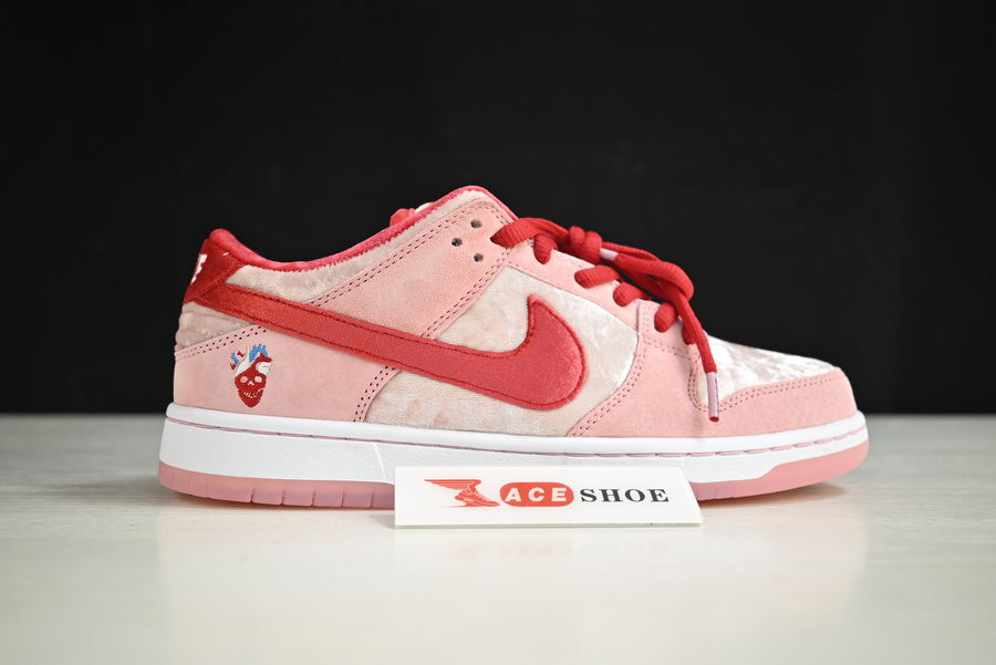 strangelove x nike sb dunk low “valentine’s day” ct2552-800