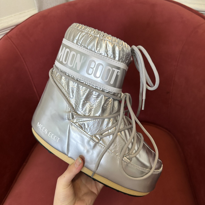 mOON bOOT