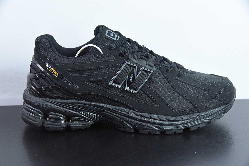 NEW BALANCE SNEAKER