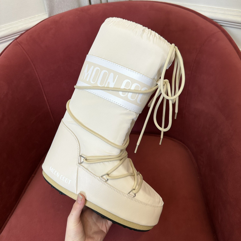 mOON bOOT