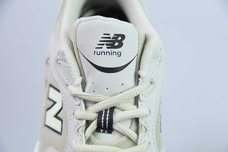 NEW BALANCE SNEAKER