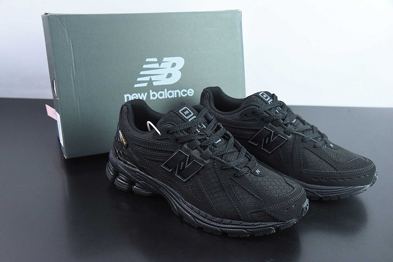 NEW BALANCE SNEAKER