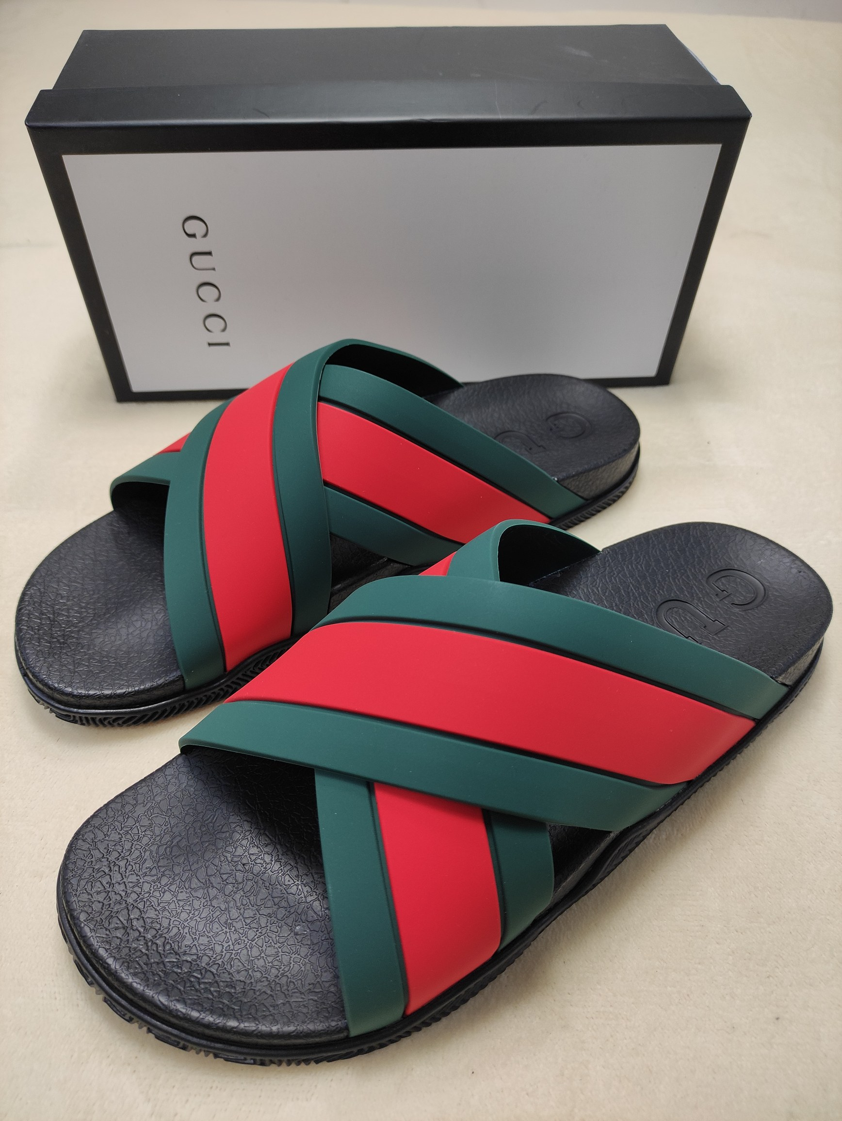 g*u*i sandals